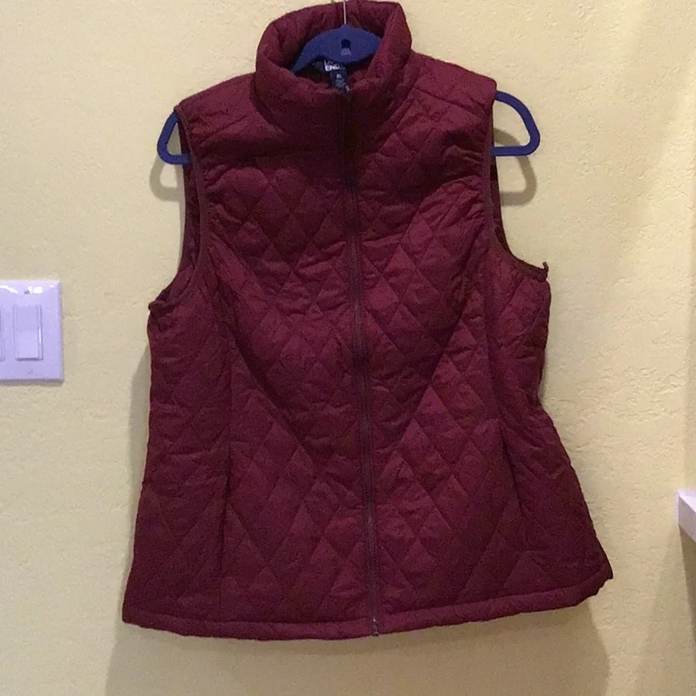 Lands’ End Women’s XL Burgundy Puffer Vest sleeveless full zip - Picture 1 of 7